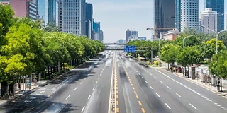 时间流逝的繁忙交通和现代建筑在北京城市，中国。