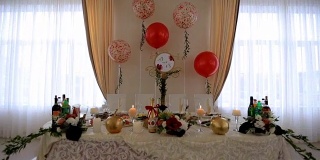 为宾客准备的婚礼大厅内部装饰。新婚夫妇的餐桌装饰得又漂亮又时尚。室内的婚礼概念