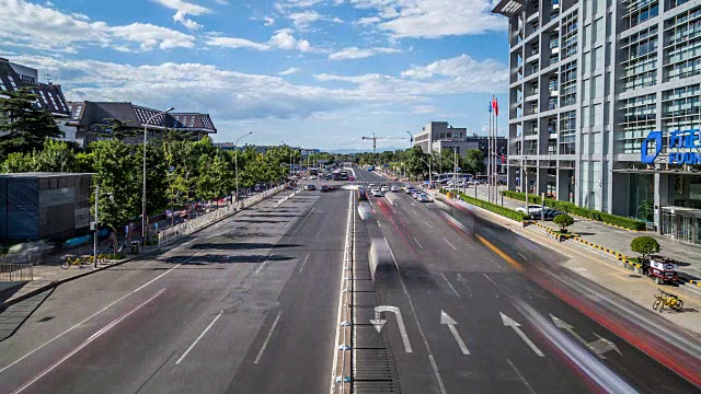 时间流逝的繁忙交通和现代建筑在北京城市，中国。