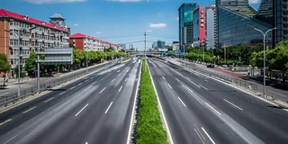 时间流逝的繁忙交通和现代建筑在北京城市，中国。