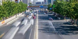 时间流逝的繁忙交通和现代建筑在北京城市，中国。