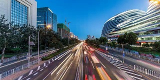 北京繁忙的高速公路交通从白天到晚上的时间流逝，中国