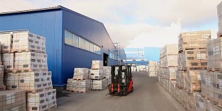 装载机在仓库中运输货物，在仓库中装载机，大型企业仓库，工业内部