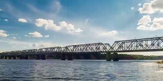 铁路桥横跨这条河，里面有火车。间隔拍摄