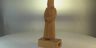 木雕枫。用木头雕刻的东正教牧师雕像