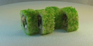 日本卷与tobiko，飞鱼卵，鱼片和大葱