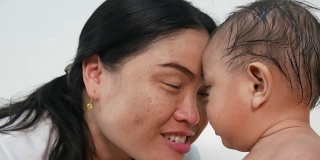 亚洲婴儿亲吻母亲