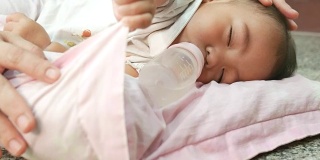 宝宝喝着奶瓶睡觉