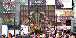 大阪市场街上拥挤的人群