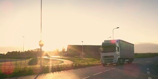 带拖车的半挂车在高速公路上转弯行驶。卡车是白色和新的。阳光在背景中闪耀。
