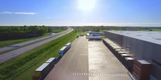 拖车停在仓库等待装货的鸟瞰图大型工业建筑，超市仓储设施。