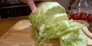 用刀在木板上切沙拉、生菜。