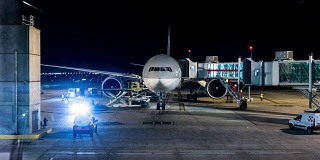一架载有工作人员的飞机在晚上降落在布宜诺斯艾利斯机场