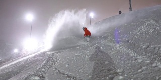 夜滑雪板红夹克滑雪板深粉末喷雾椅子升降机