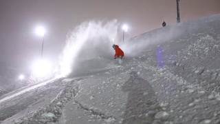 夜滑雪板红夹克滑雪板深粉末喷雾椅子升降机视频素材模板下载