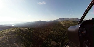 在一架直升飞机上飞过一片横跨地平线的荒野