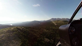 在一架直升飞机上飞过一片横跨地平线的荒野视频素材模板下载