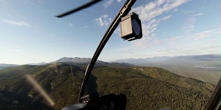 直升机鸟瞰加拿大荒野