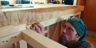 用电动螺丝刀组装手工木条木板台面