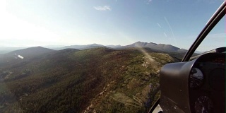 从直升机驾驶舱里看到的荒野景象