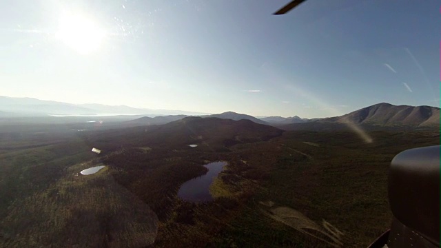 直升机在育空荒原上空飞行