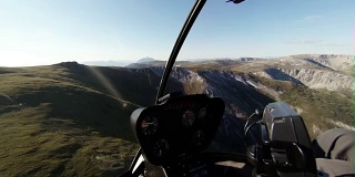 直升机飞越美丽的北美荒野