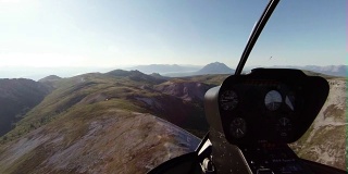 直升飞机在偏远的山区上空飞行