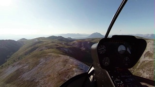 直升飞机在偏远的山区上空飞行视频素材模板下载