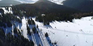 空中滑雪缆车在滑雪胜地在阳光明媚的喀尔巴阡山脉