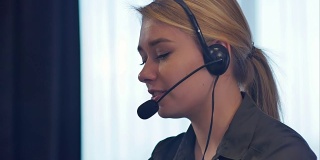 女性客户支持接线员用耳机说话和微笑