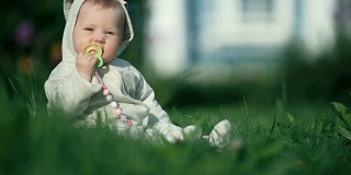 可爱的小女孩白天在花园里的草地上玩耍