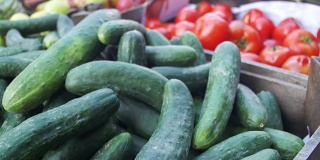 在食品市场展示西红柿和蔬菜。贸易