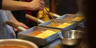 新鲜tamakoyaki。在鱼市场做的日式甜煎蛋卷