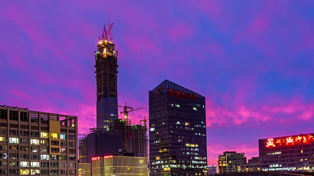 “中国尊”是位于北京中央商务区在建的超高层摩天大楼。北京众多建筑工地之一，4k延时