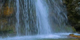 瀑布在平滑的河面上溅起水花