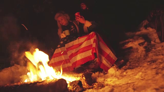 冬季露营在篝火旁