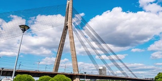 里加的万苏大桥是一座斜拉桥，横跨拉脱维亚首都里加的多加瓦河。