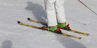 年轻女子在滑雪场滑雪