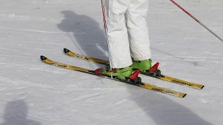 年轻女子在滑雪场滑雪视频素材模板下载