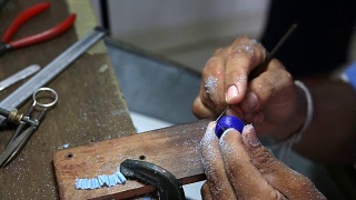 珠宝工匠打磨戒指的蜡模，用粗半圆锉视频素材模板下载