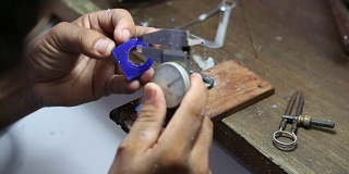 珠宝工匠使用游标卡尺标记和量环蜡模
