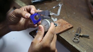 珠宝工匠使用游标卡尺标记和量环蜡模视频素材模板下载