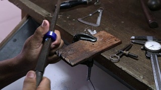 珠宝工匠打磨戒指的蜡模用粗平锉视频素材模板下载