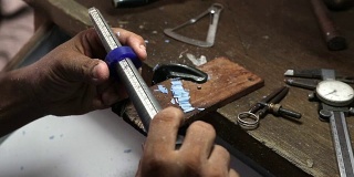 珠宝工匠测量戒指蜡模的尺寸