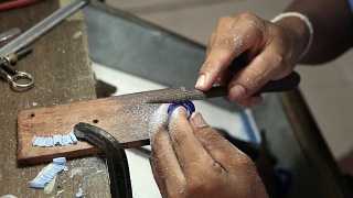珠宝工匠打磨戒指的蜡模，用粗半圆锉视频素材模板下载