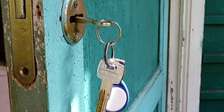 钥匙插在钥匙孔里