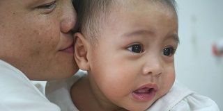 亚洲婴儿亲吻母亲