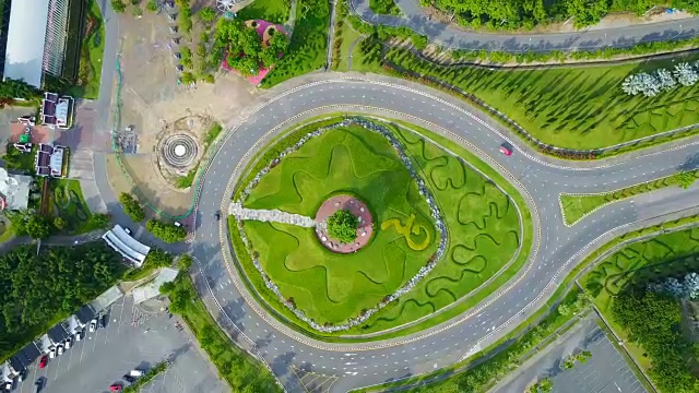 鸟瞰图交通圈，环岛与绿色花园在拉贾帕克公园，清迈，泰国。