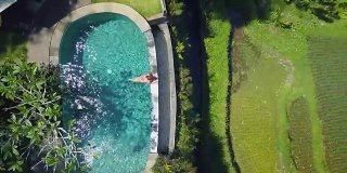 空中俯瞰:女孩在豪华度假村的泳池里