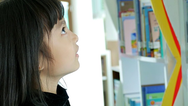 亚洲女孩在图书馆看书